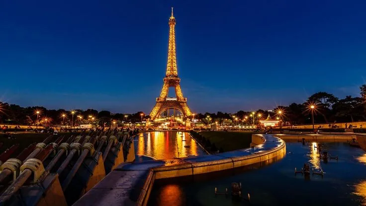 Eiffel Tower at dusk